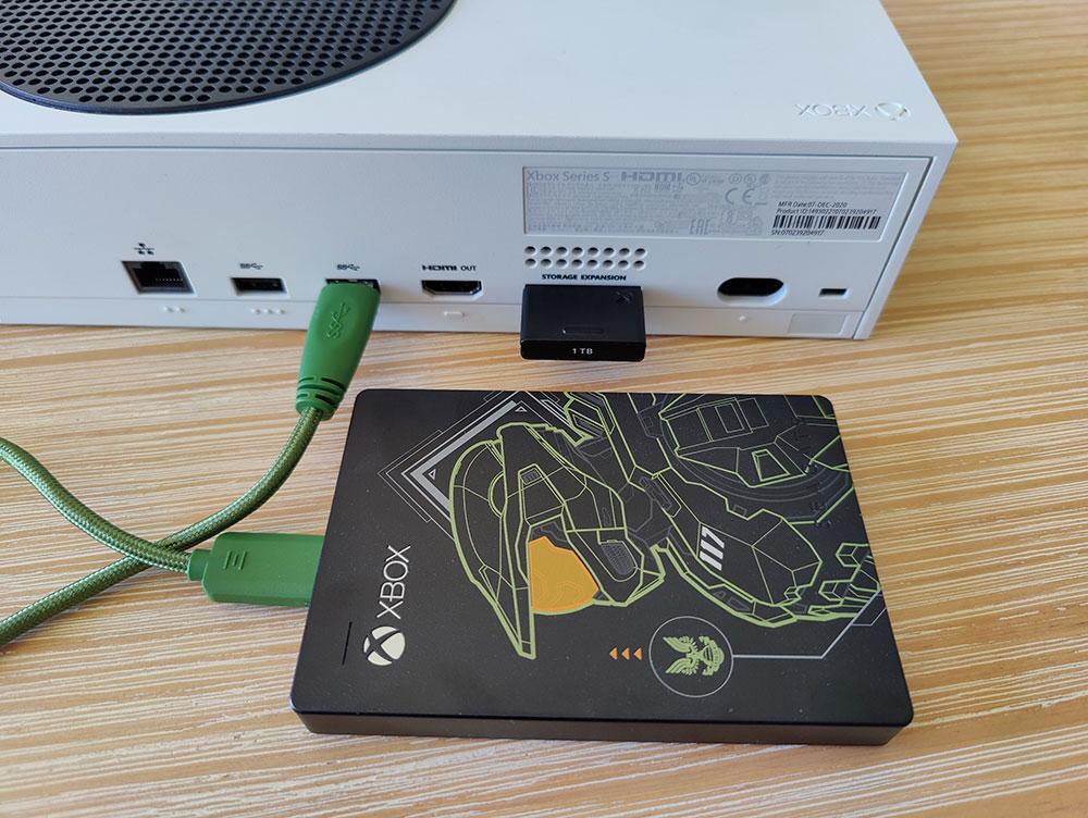 Unidad SSD con el Jefe Maestro de Halo conectada a Xbox Series S